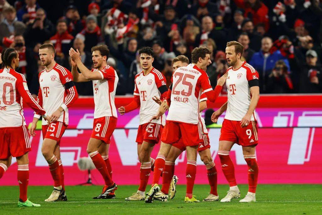 赛前拜仁慕尼黑备战德甲；防线松动细节曝光；压力陡增；轮换策略成焦点