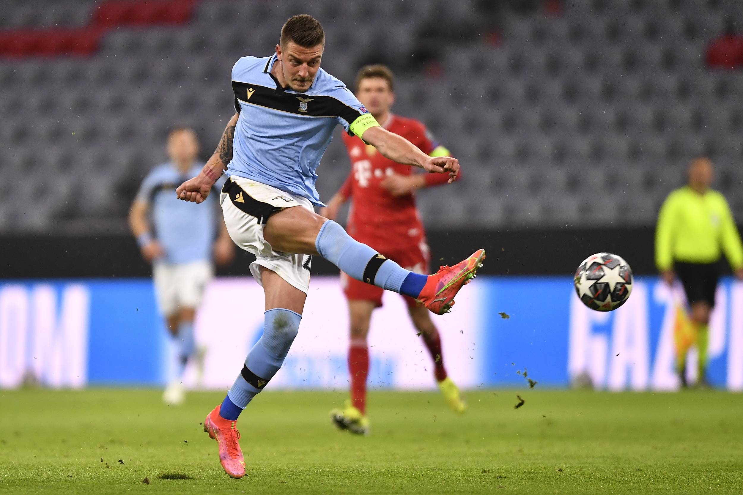 关于莱万多夫斯基在勇士比赛中晋级波特兰开拓者再遭质疑备战亚冠，网友：拉齐奥队长鼓劲备战CBA季后赛的信息